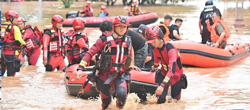 Rescatistas evacúan a residentes atrapados por fuertes lluvias en Guangxi, China