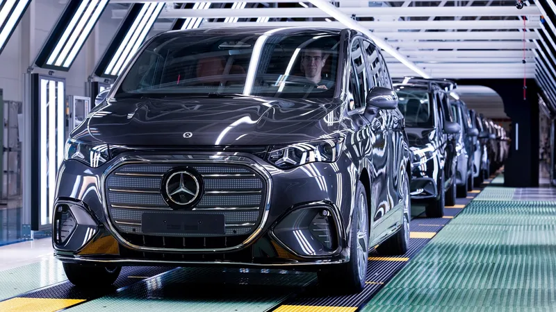 Mercedes empieza a fabricar su mejor coche eléctrico con el sello 'Made In Spain': el VLE ya es una realidad en Vitoria
