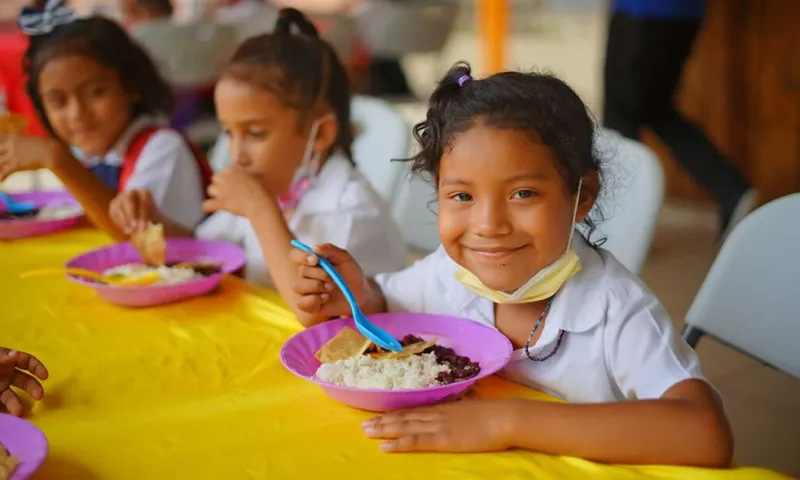 Gobierno fortalece educación con merienda escolar, teleclases y actualización docente