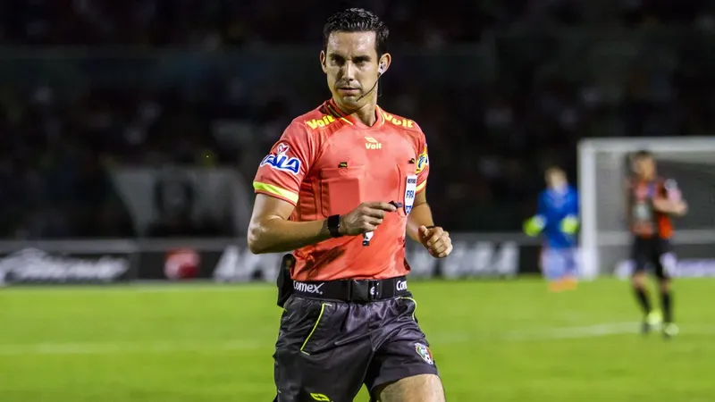 César Ramos arriesga el gafete FIFA y el físico en una batalla campal de la talacha