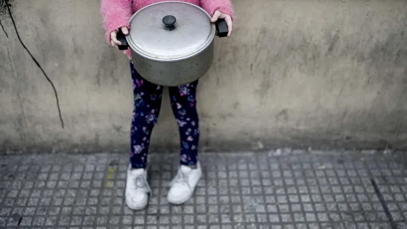 Argentina enfrenta "niveles muy preocupantes de pobreza" pese a baja del indicador a nivel infantil, dice experto