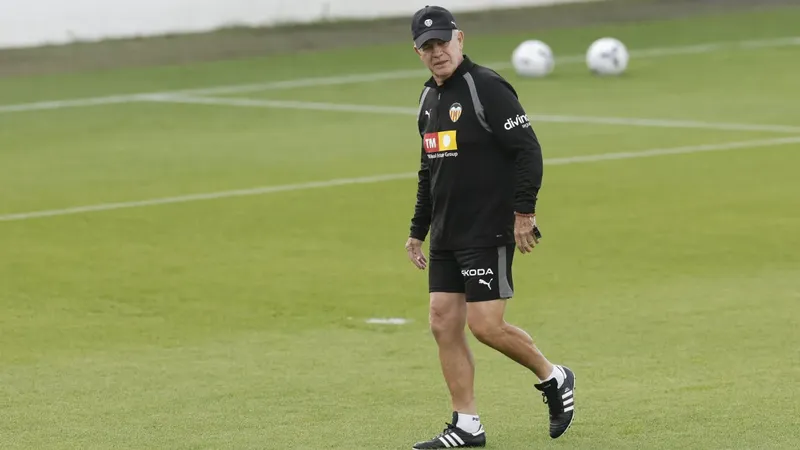 Javier Aguirre polemiza con la prensa y presume el debut de Gilberto Mora