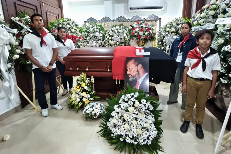 Rinden tributo y despedida al poeta David McField