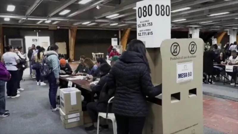 Colombianos acuden a las urnas para elegir a su próximo presidente