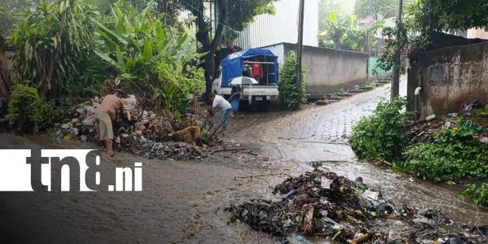 Cauce de Camilo Ortega colapsa por basura y amenaza con inundaciones