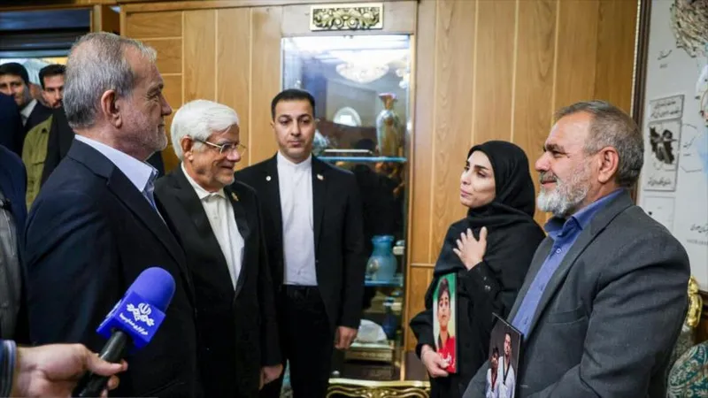 Presidente de Irán regresa de la ONU entre banderas y muestras de apoyo