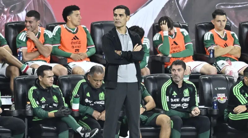 Rafa Márquez saca el pecho por los chavos y frena los reclamos de la tribuna