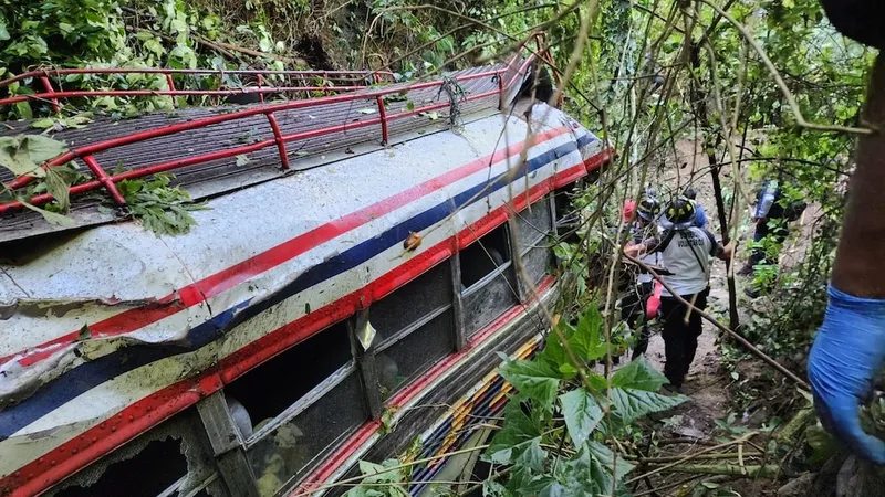 Bus con pasajeros se vuelca en un barranco en zona montañosa de Guatemala