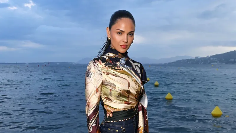 Eiza González confirma el regreso de los pantalones acampanados, la tendencia estrella de los 70