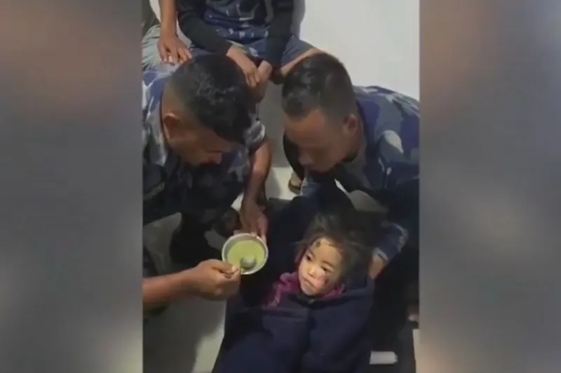 Rescatan con vida a una niña sepultada durante más de 60 horas tras inundaciones en Nepal