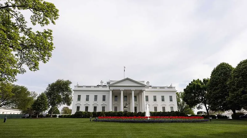 Xi Jinping sostiene una reunión en formato reducido con el presidente estadounidense Trump