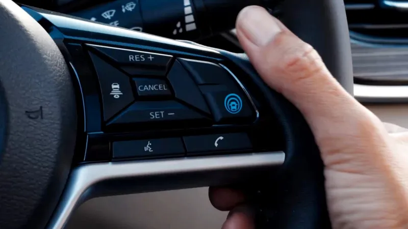 El 'botón azul' de los coches eléctricos de Nissan llega a su siguiente generación: 25 años de desarrollo para llegar al empleo de la inteligencia artificial de última generación