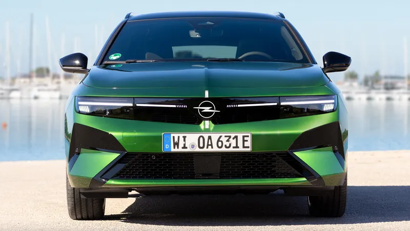 Opel Astra Electric o Astra PHEV: dos formas muy distintas de ahorrar combustible con tecnología puntera