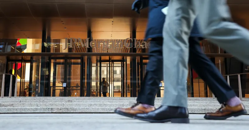 JPMorgan ve exageradas las apuestas por más alzas de tasas y favorece acciones defensivas
