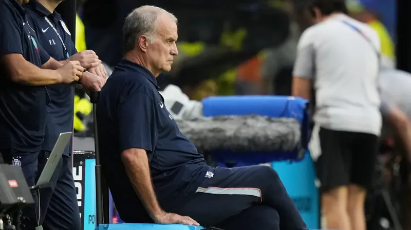 “No soy modelo”: Marcelo Bielsa se negó a mirar a la cámara en la sesión fotográfica del Mundial 2026