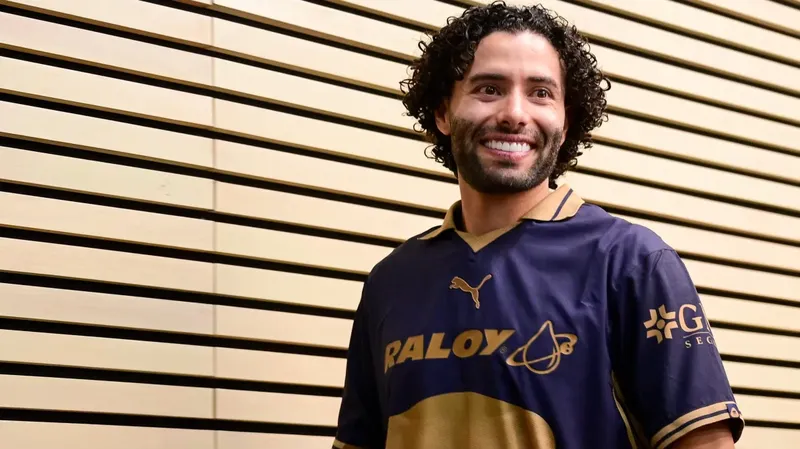 Pumas presenta al mundialista ‘Chino’ Huerta como su nuevo refuerzo