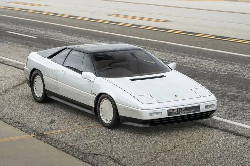 Era más ligero que un Testarossa y más avanzado que un Countach, pero General Motors mató antes de nacer al que podría haber sido el mejor Lotus de la historia