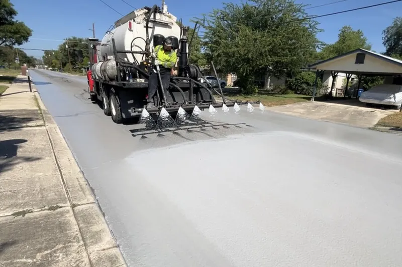 Los Ángeles lleva una década pintando sus calles de blanco para combatir el calor. No es la mejor idea