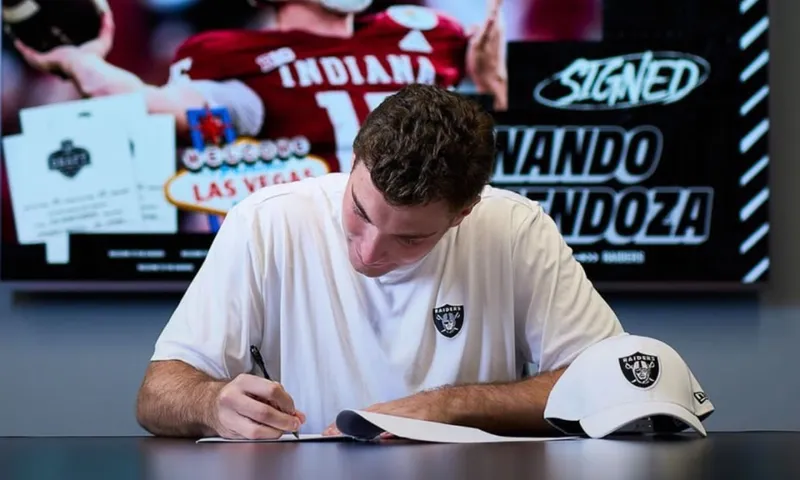 Fernando Mendoza firma con los Raiders e inicia el campamento