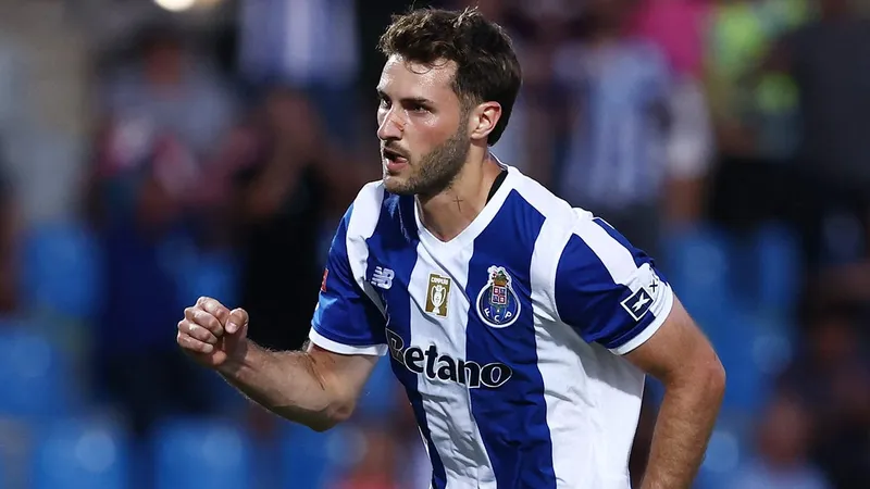 "Santiago Giménez tiene que recuperar la confianza", dicen en Porto