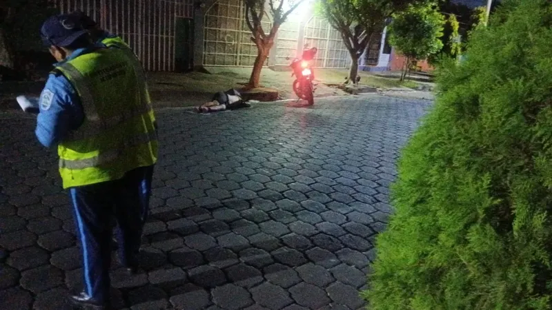 Acompañante de moto muere al impactar contra árbol en barrio Liberia