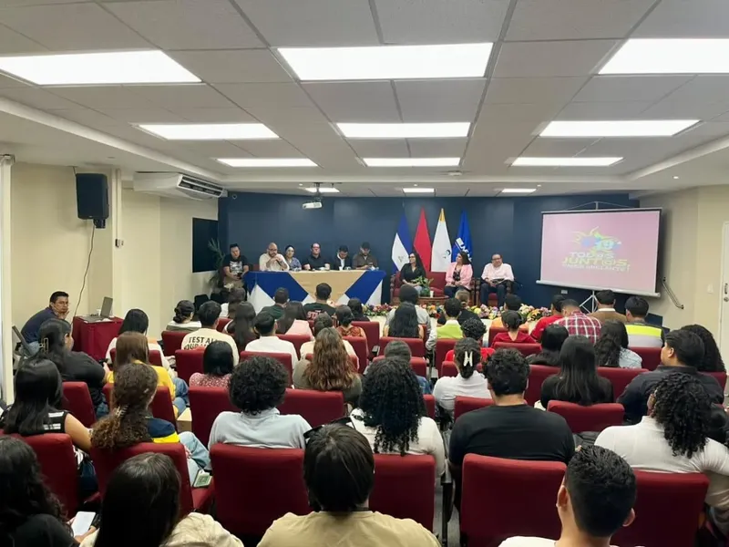 Estudiantes de la Casimiro Sotelo reciben charla de cronistas deportivos en Managua