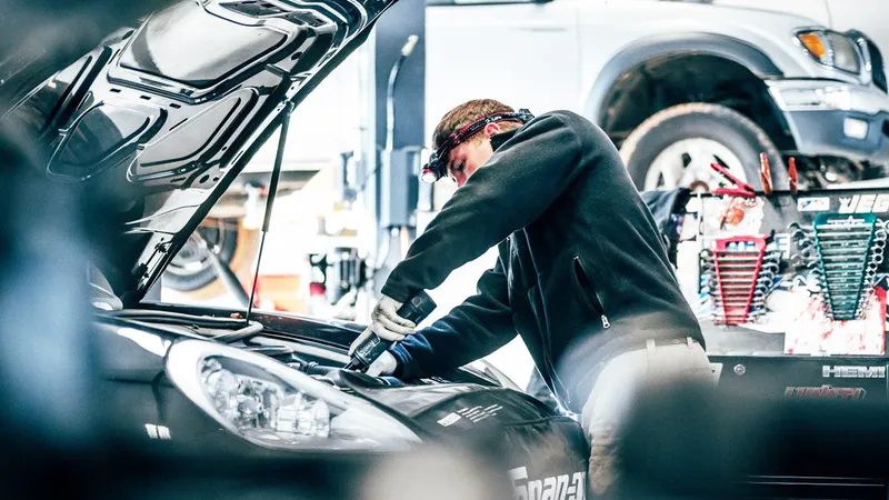 A los talleres mecánicos les llegan el triple de visitas por coches chinos que hace un año