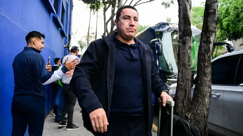 Cruz Azul exige castigo para Efraín Juárez por acusaciones de beneficios de los árbitros