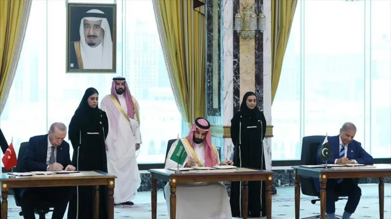 Turquía, Arabia Saudí y Pakistán firman un acuerdo de defensa conjunto