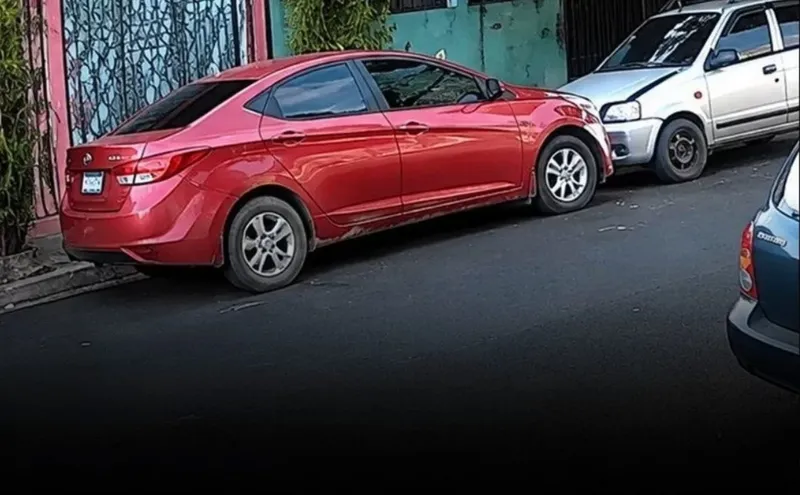 Vehículo manejado por desconocido choca y arrastra en auto en el barrio Campo Bruce en Managua