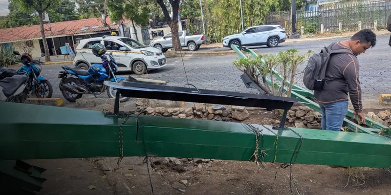 Conductor presuntamente ebrio destruye semáforos en Altamira