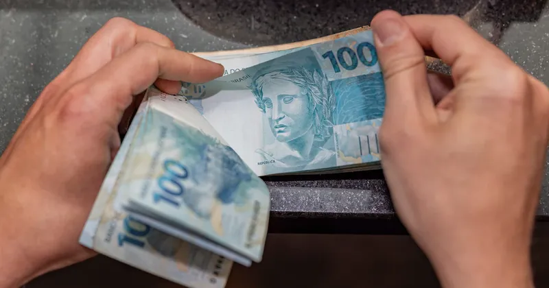 Morosidad de brasileños alcanza récord y bancos advierten más dificultades por altas tasas