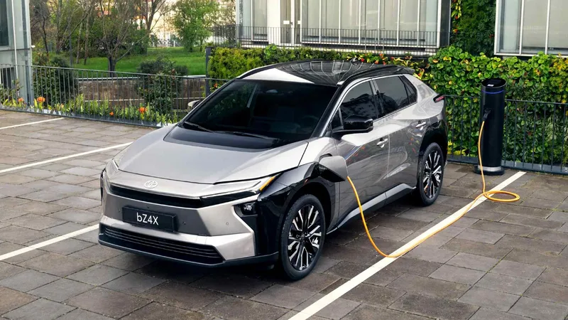 Toyota rebaja el precio de sus coches eléctricos e híbridos enchufables con el Programa Auto+: modelos y ayudas de hasta 3.375 euros