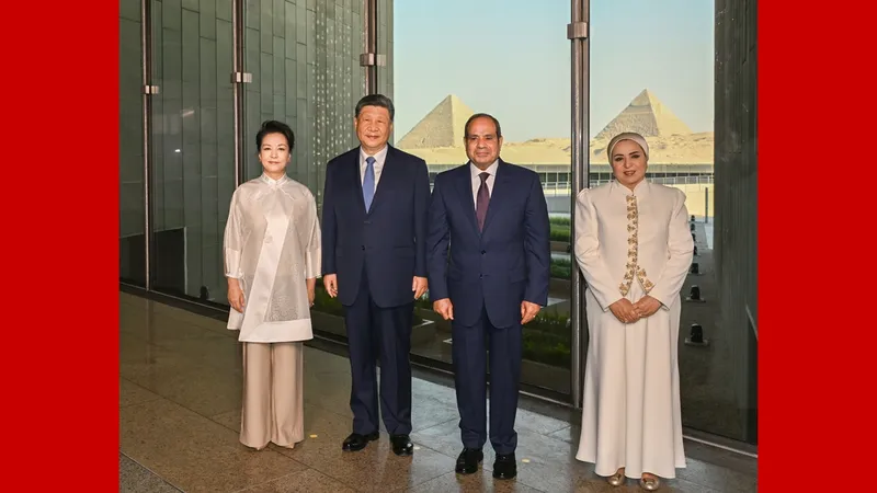 Xi Jinping y Peng Liyuan visitan el Gran Museo Egipcio