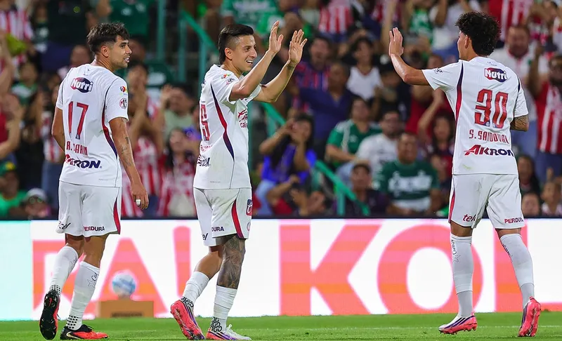 Chivas aplicó dosis de paciencia y salió vivo de la Comarca Lagunera