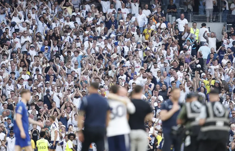 Londres se divide entre emociones: Tottenham se salva, West Ham desciende y Arsenal celebra el campeonato