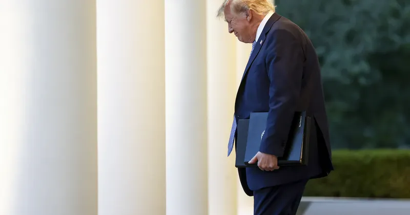 Cómo el costo de vida aleja a los latinos de Trump antes de las elecciones de medio término