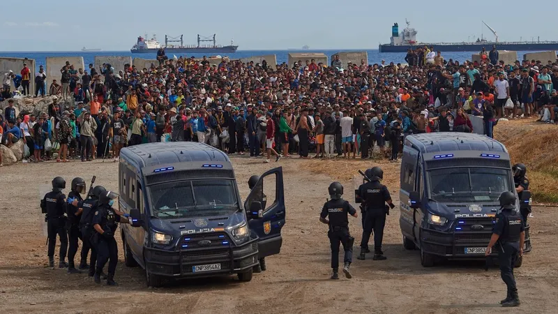 Tensión en Ceuta: reportan enfrentamientos entre locales e inmigrantes (VIDEOS)