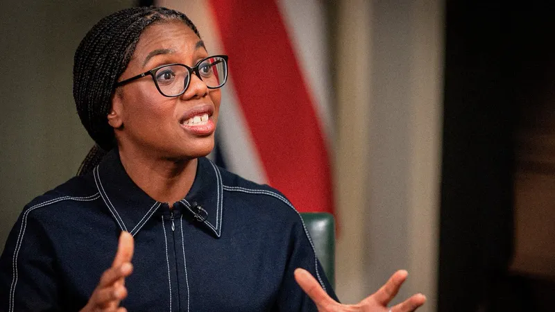Reino Unido recortará ayuda social para aumentar armamento
