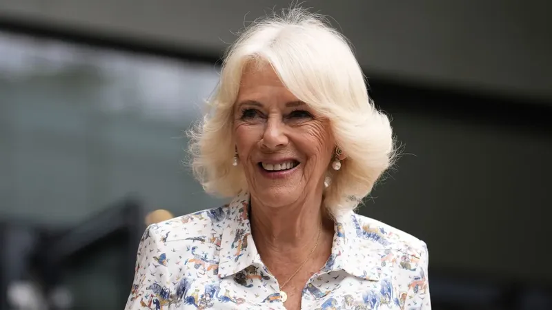 Aseguran que la reina Camilla deja a un lado las diferencias con el príncipe Harry ante su regreso al Reino Unido