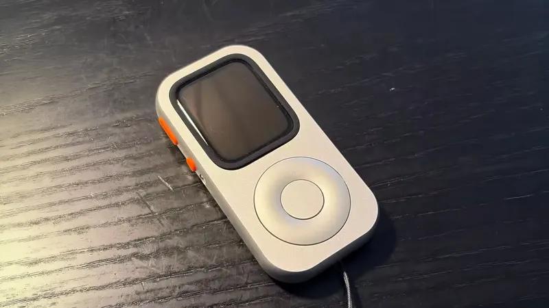 Esta carcasa convierte tu Apple Watch en un iPod retro, hasta con la rueda de clic