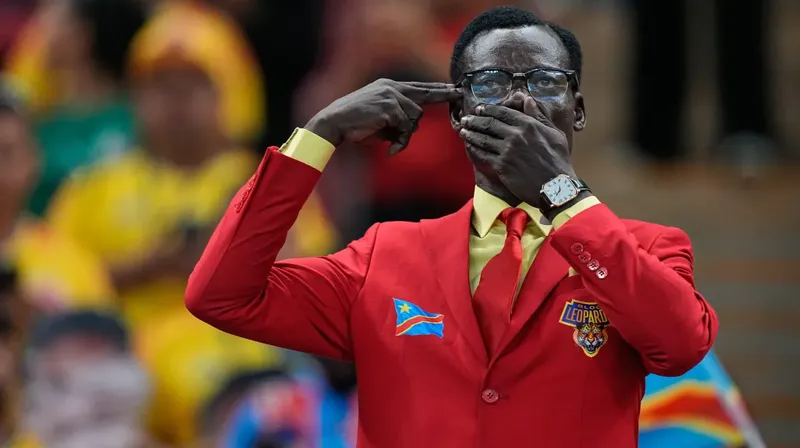 ¿Quién es el aficionado de la República Democrática del Congo que se para como una estatua en los partidos del Mundial?