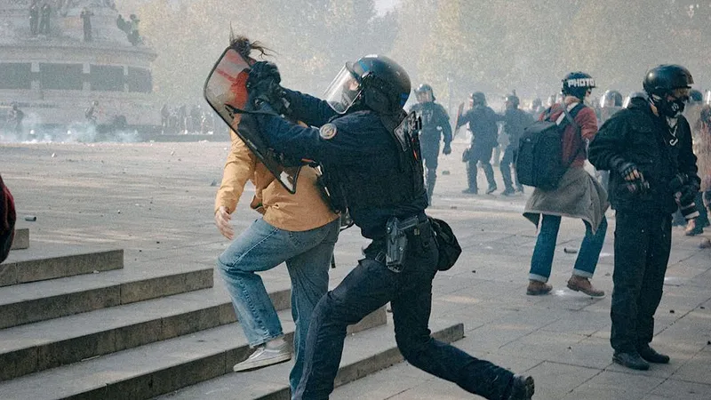 Irán denuncia el doble rasero de Macron ante protestas en Francia