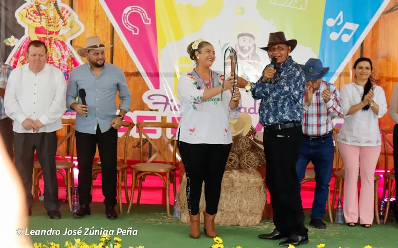 Entregan la tajona a la mayordoma de las fiestas de Santo Domingo