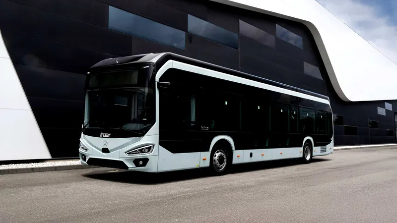 Zaragoza será testigo del estreno del nuevo autobús eléctrico de 12 m de Irizar: más autonomía con 512 kWh de batería, un motor más eficiente y climatización mejorada