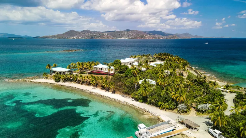 Intenta entrar en la isla de Epstein y termina atado y encerrado en una mazmorra