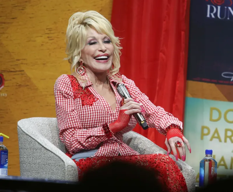 Dolly Parton habría viajado en secreto para un someterse a un tratamiento experimental contra el cáncer