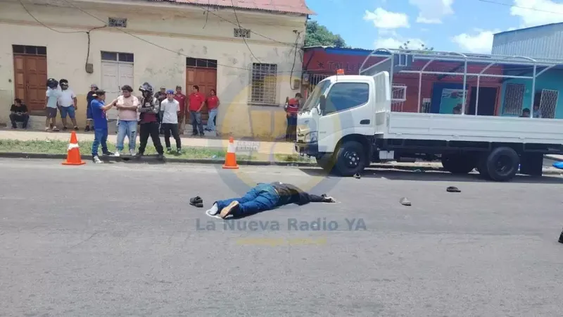 Muere pasajero de moto en accidente causado por peatón en Managua