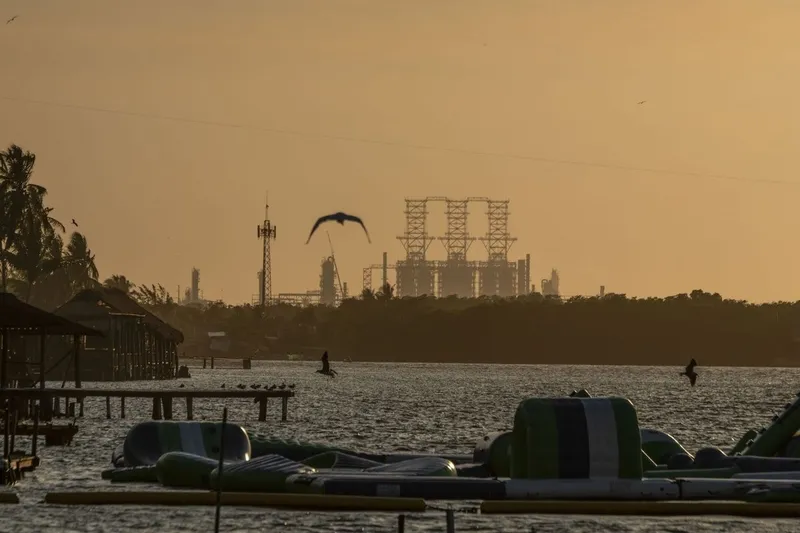 Sheinbaum rechaza que relevo en Pemex sea por derrames en el Golfo