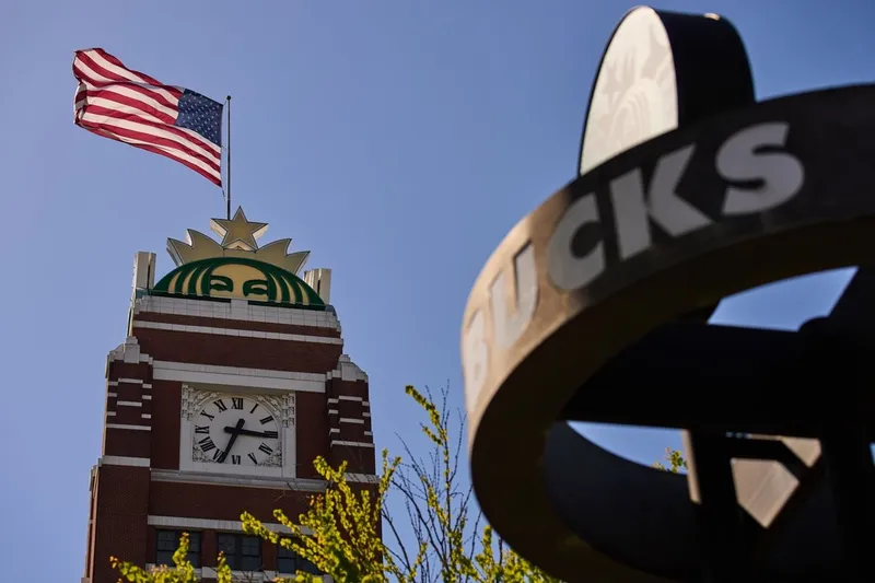 Starbucks despide a 300 empleados de oficinas corporativas en EU